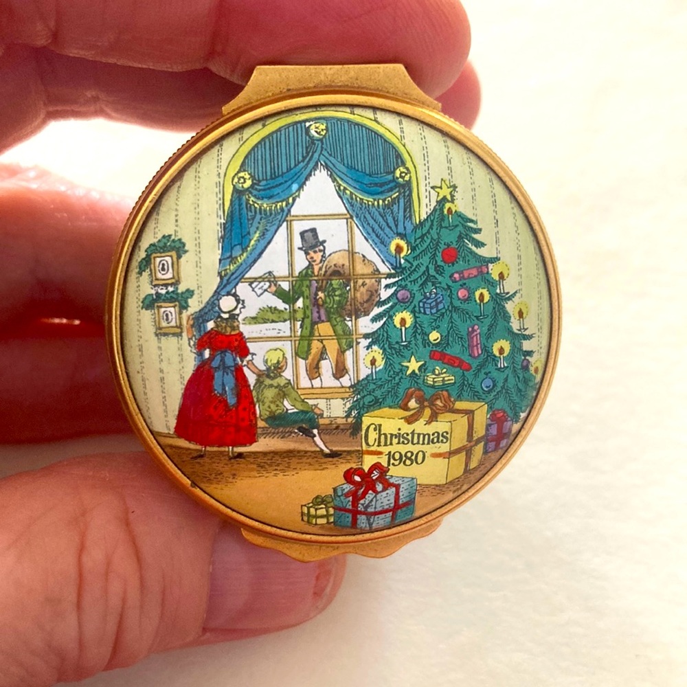 Halcyon Days English enamel trinket box.Vintage 1980. Christmas theme with lid.